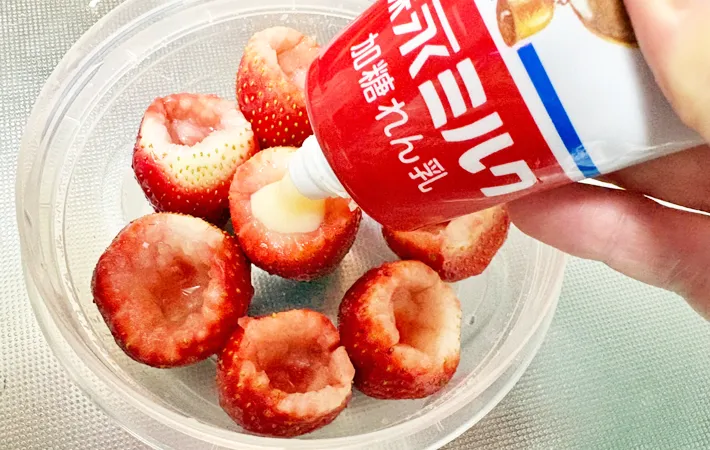 『イチゴ練乳アイス』を作る写真（撮影：エニママ）