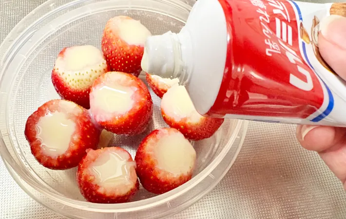 『イチゴ練乳アイス』を作る写真（撮影：エニママ）