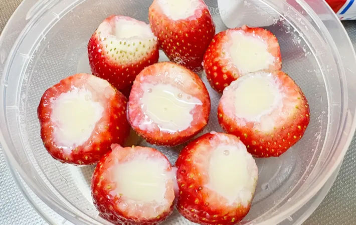 『イチゴ練乳アイス』を作る写真（撮影：エニママ）