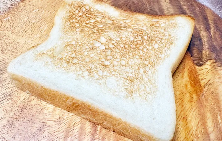 『イチゴあんバタートースト』を作る写真（撮影：エニママ）