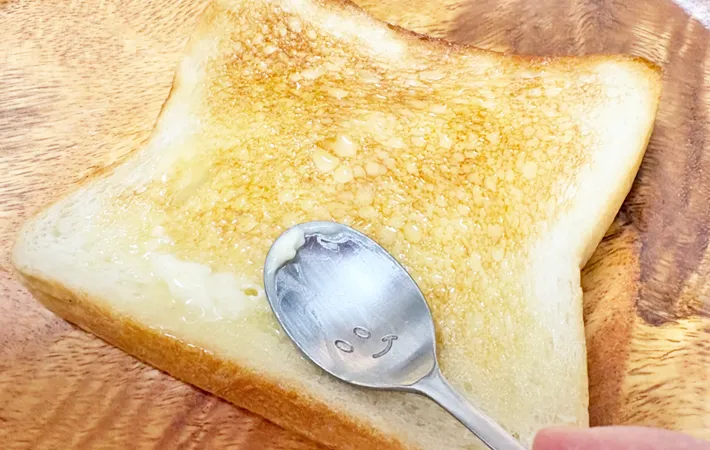 『イチゴあんバタートースト』を作る写真（撮影：エニママ）