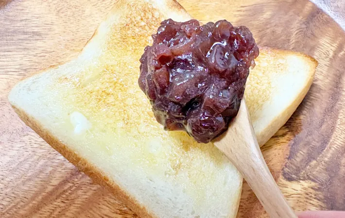 『イチゴあんバタートースト』を作る写真（撮影：エニママ）