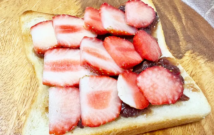 『イチゴあんバタートースト』を作る写真（撮影：エニママ）