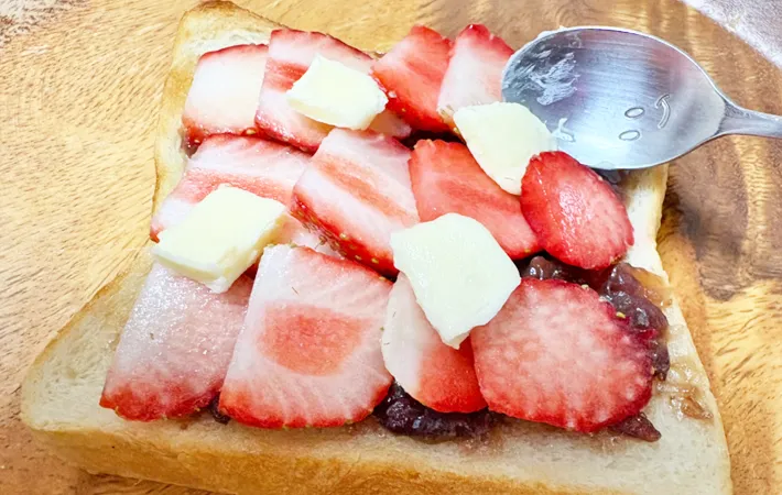 『イチゴあんバタートースト』を作る写真（撮影：エニママ）