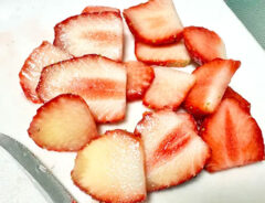 『イチゴあんバタートースト』を作る写真（撮影：エニママ）