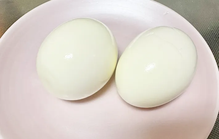 『春キャベツとゆで卵の塩昆布マヨサラダ』を作る写真（撮影：エニママ）