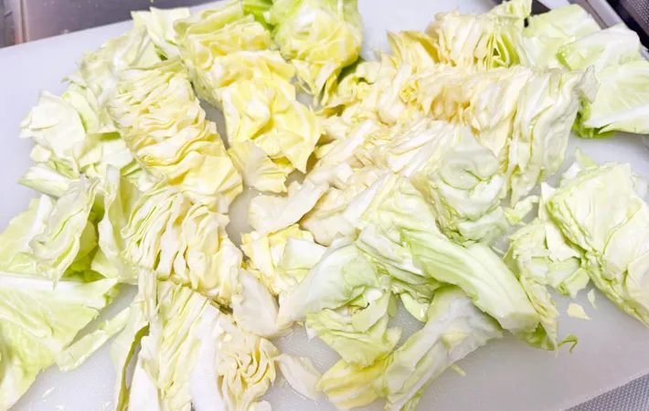 『春キャベツとゆで卵の塩昆布マヨサラダ』を作る写真（撮影：エニママ）