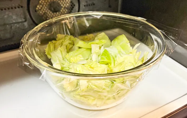 『春キャベツとゆで卵の塩昆布マヨサラダ』を作る写真（撮影：エニママ）