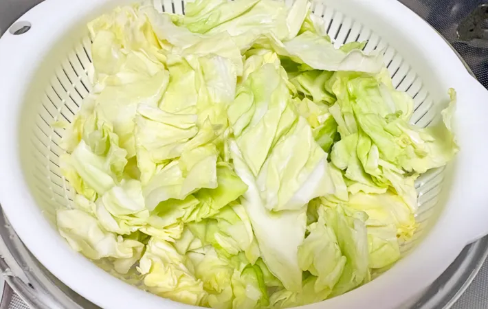 『春キャベツとゆで卵の塩昆布マヨサラダ』を作る写真（撮影：エニママ）