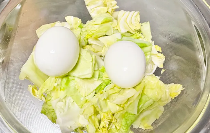 『春キャベツとゆで卵の塩昆布マヨサラダ』を作る写真（撮影：エニママ）