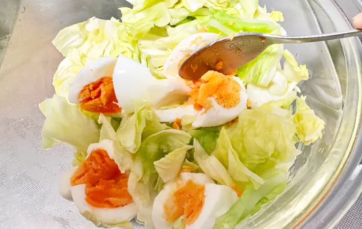 『春キャベツとゆで卵の塩昆布マヨサラダ』を作る写真（撮影：エニママ）