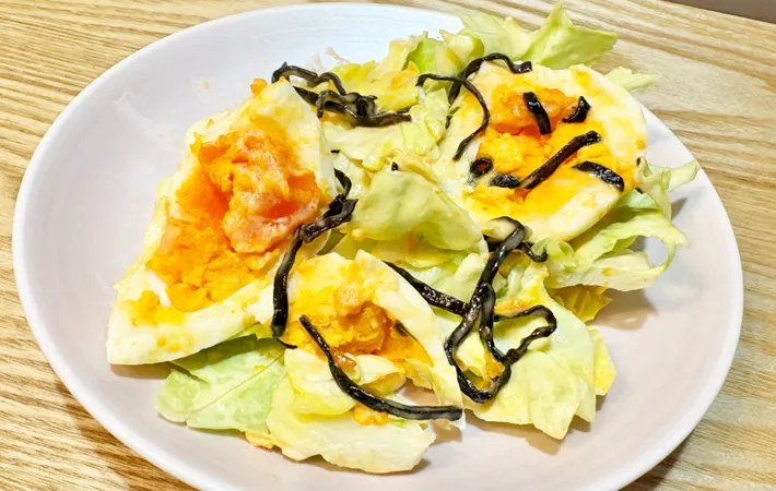 『春キャベツとゆで卵の塩昆布マヨサラダ』の完成写真（撮影：エニママ）