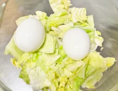 『春キャベツとゆで卵の塩昆布マヨサラダ』のキャベツに玉子をのせる写真（撮影：エニママ）
