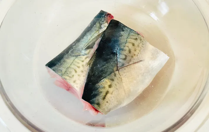 『湯煎で作るサバの味噌煮』を作る写真（撮影：エニママ）