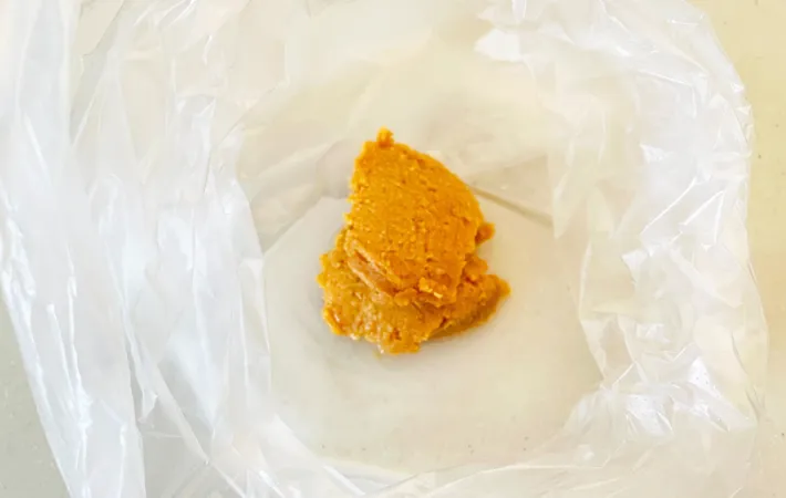 『湯煎で作るサバの味噌煮』を作る写真（撮影：エニママ）