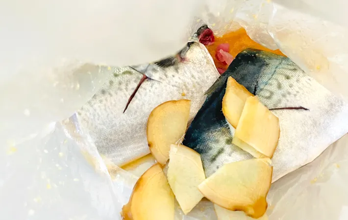 『湯煎で作るサバの味噌煮』を作る写真（撮影：エニママ）