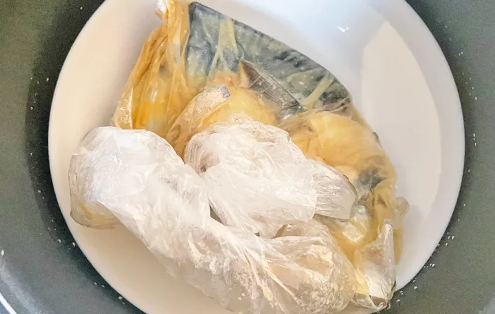 『湯煎で作るサバの味噌煮』を作る写真（撮影：エニママ）