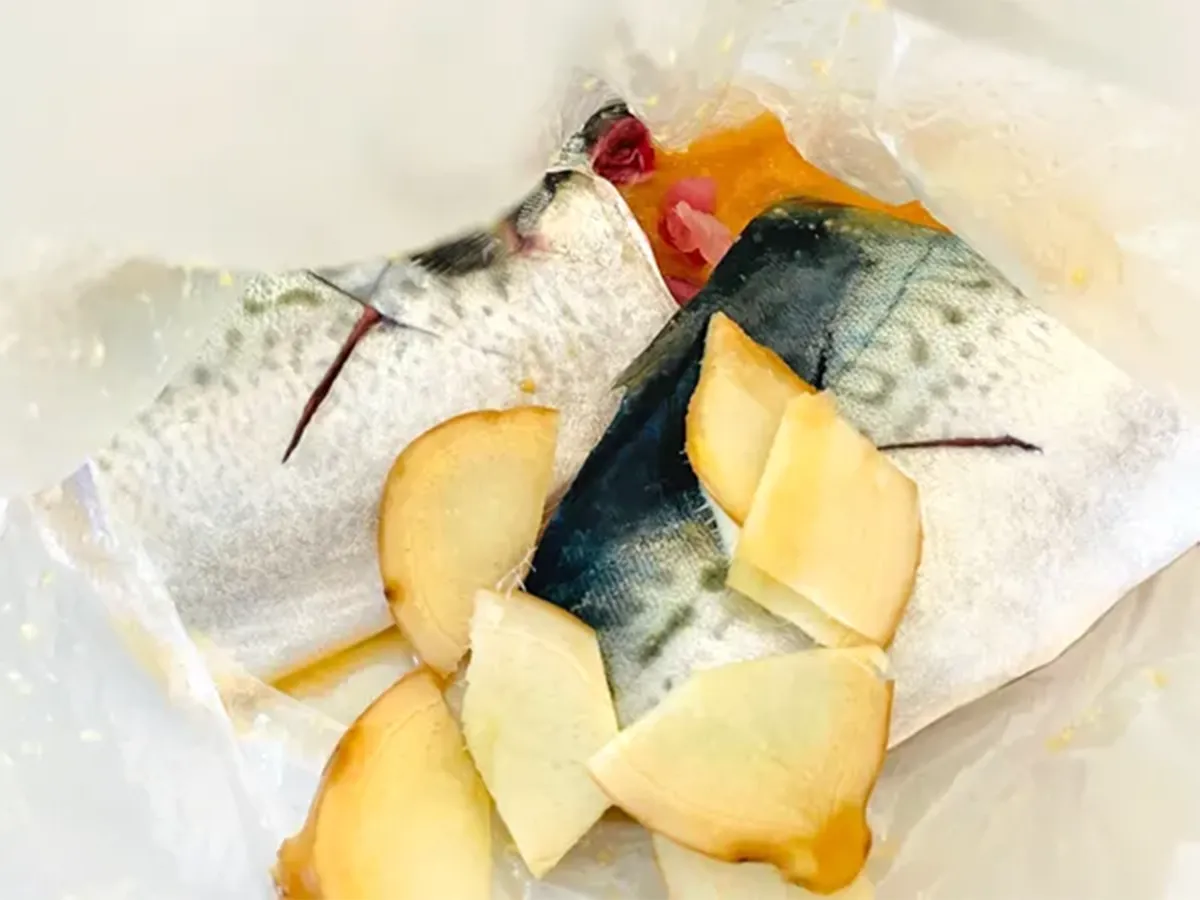 サバの味噌煮の材料をポリ袋に入れる写真(撮影:エニママ)
