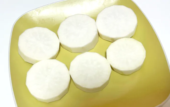 『ベーコンはさみ大根ステーキ』を作る写真（撮影：エニママ）