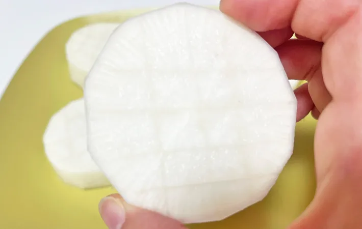 『ベーコンはさみ大根ステーキ』を作る写真（撮影：エニママ）