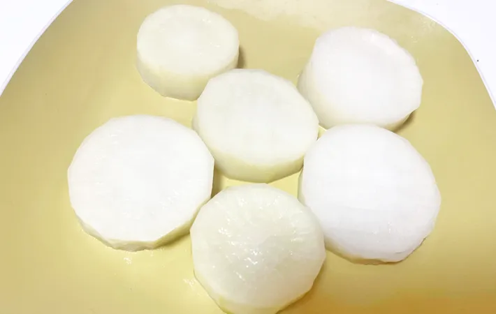 『ベーコンはさみ大根ステーキ』を作る写真（撮影：エニママ）