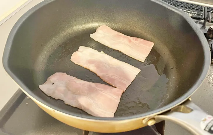 『ベーコンはさみ大根ステーキ』を作る写真（撮影：エニママ）