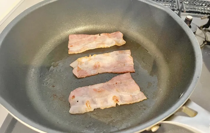 『ベーコンはさみ大根ステーキ』を作る写真（撮影：エニママ）