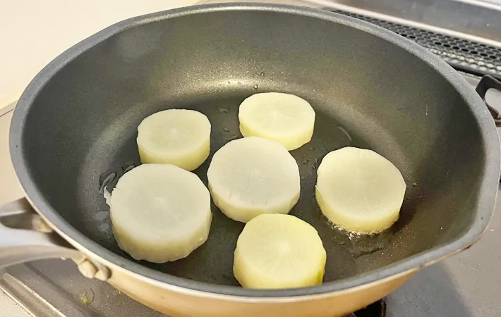 『ベーコンはさみ大根ステーキ』を作る写真（撮影：エニママ）