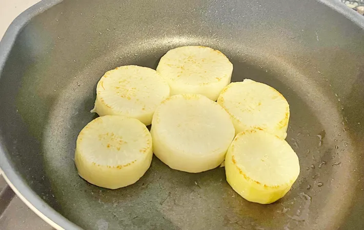 『ベーコンはさみ大根ステーキ』を作る写真（撮影：エニママ）