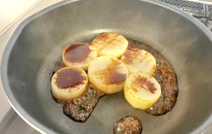 『ベーコンはさみ大根ステーキ』を作る写真（撮影：エニママ）