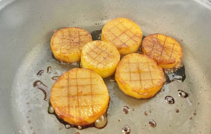 『ベーコンはさみ大根ステーキ』を作る写真（撮影：エニママ）