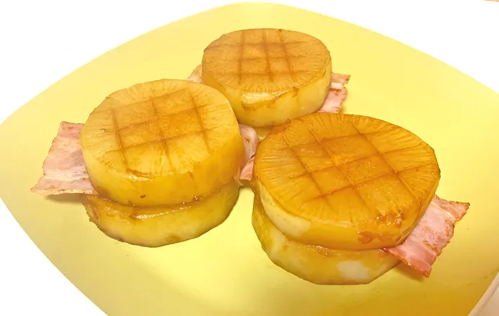 『ベーコンはさみ大根ステーキ』の完成写真（撮影：エニママ）