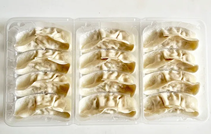 『冷凍餃子を使ったチャーハン』を作る写真（撮影：エニママ）