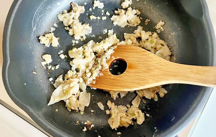 『冷凍餃子を使ったチャーハン』を作る写真（撮影：エニママ）