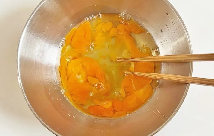 『冷凍餃子を使ったチャーハン』を作る写真（撮影：エニママ）