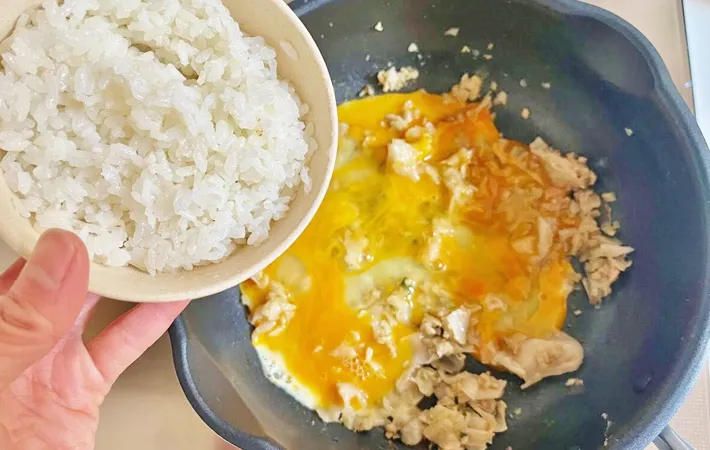 『冷凍餃子を使ったチャーハン』を作る写真（撮影：エニママ）