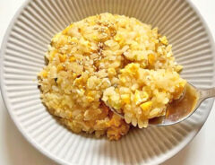 『冷凍餃子を使ったチャーハン』を作る写真(撮影:エニママ)