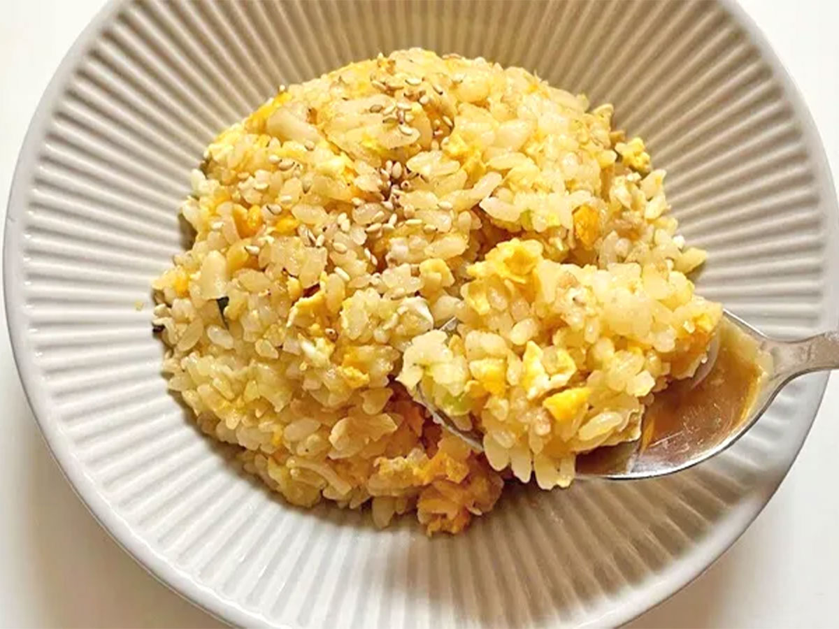 『冷凍餃子を使ったチャーハン』を作る写真(撮影:エニママ)