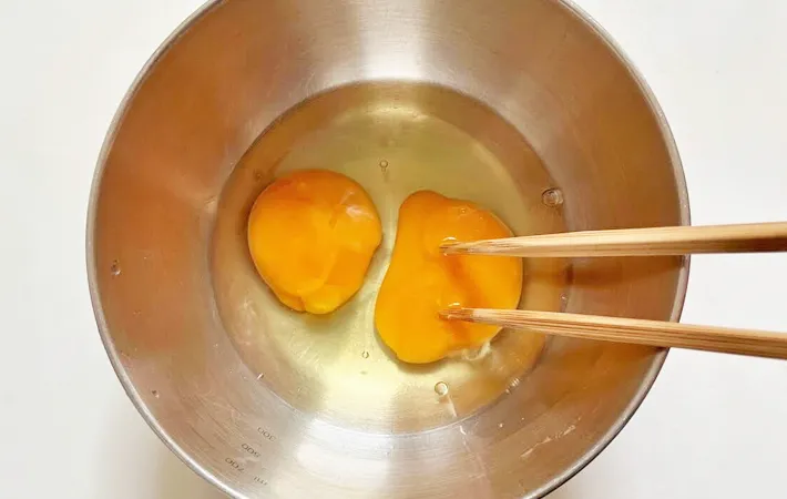 『たくあん入りの玉子焼き』を作る写真（撮影：エニママ）
