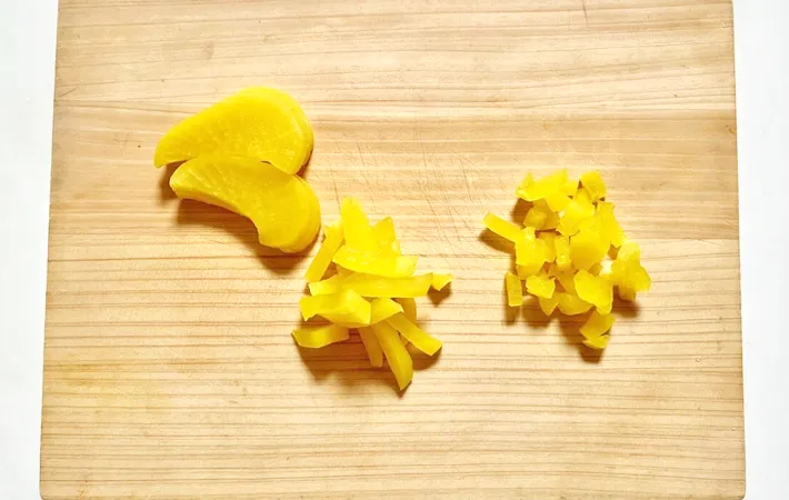 『たくあん入りの玉子焼き』を作る写真（撮影：エニママ）