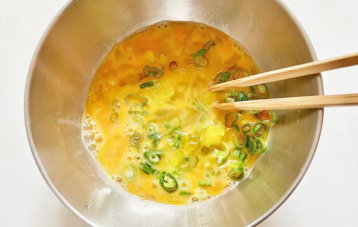 『たくあん入りの玉子焼き』を作る写真（撮影：エニママ）