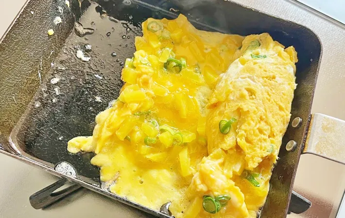 『たくあん入りの玉子焼き』を作る写真（撮影：エニママ）
