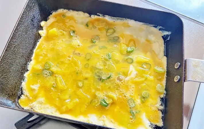 『たくあん入りの玉子焼き』を作る写真（撮影：エニママ）