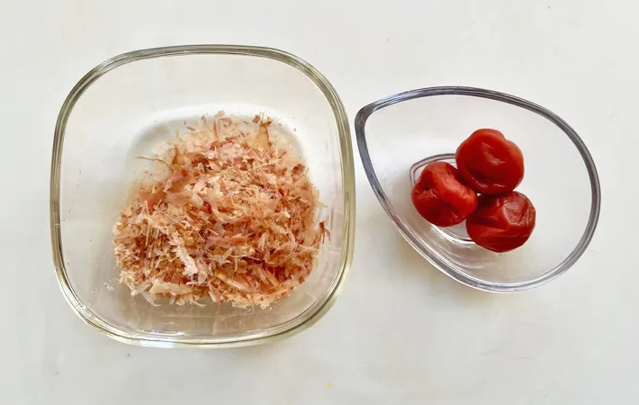 『梅おかか入り玉子焼き』の材料写真（撮影：エニママ）