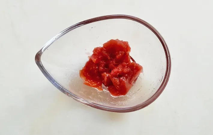 『梅おかか入り玉子焼き』を作る写真（撮影：エニママ）