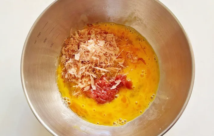 『梅おかか入り玉子焼き』を作る写真（撮影：エニママ）