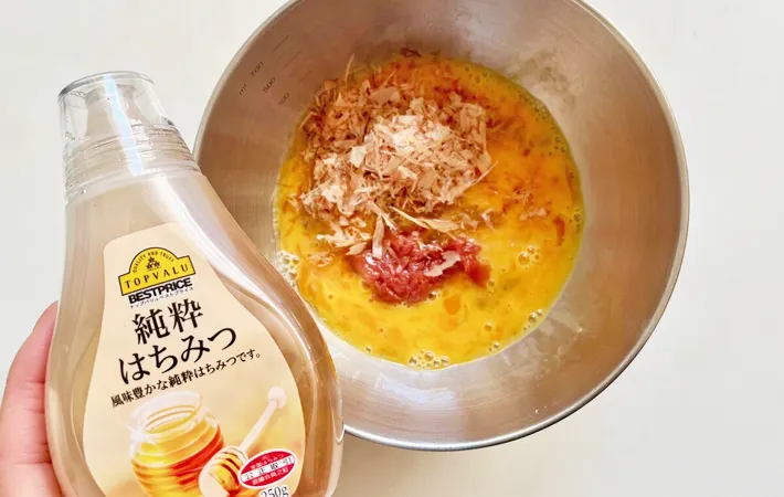 『梅おかか入り玉子焼き』を作る写真（撮影：エニママ）