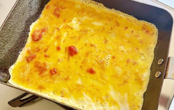 『梅おかか入り玉子焼き』を作る写真（撮影：エニママ）