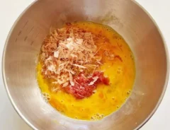 『梅おかか玉子焼き』の卵液を作る写真(撮影:エニママ)