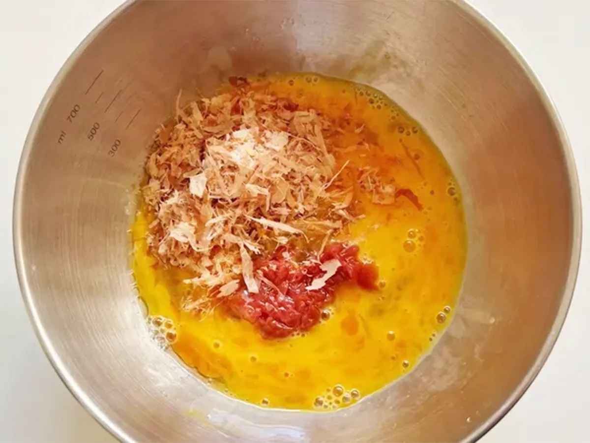 『梅おかか玉子焼き』の卵液を作る写真(撮影:エニママ)